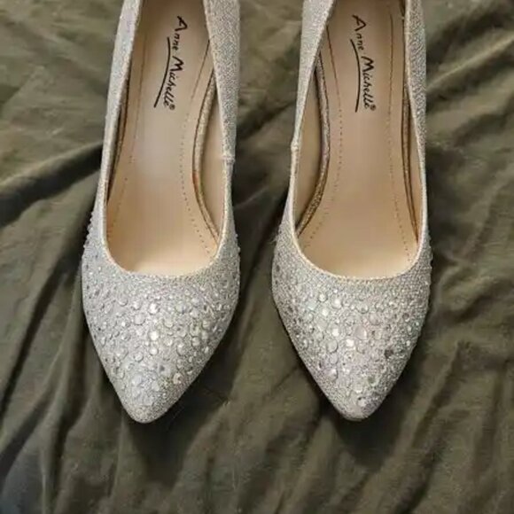 Wedding Dress and Accessories - Picture 5 of 6